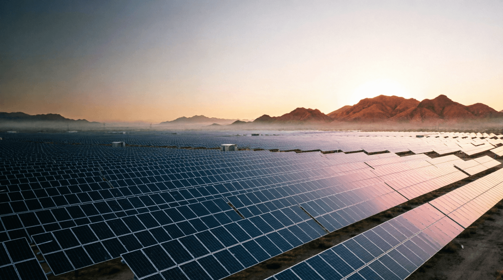 Parque de energía solar en el desierto de Sonora al amanecer
